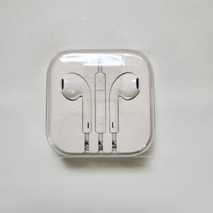 NEW Apple EarPods Wired Earbuds Headphone Jack